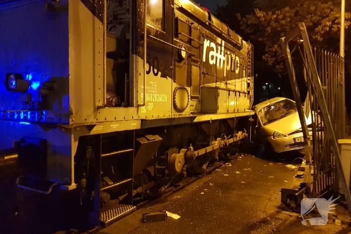 Goederentrein rijdt auto aan op bedrijventerrein Elzenburg