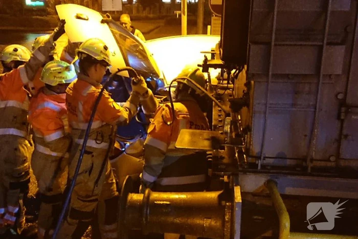 Goederentrein rijdt auto aan op bedrijventerrein Elzenburg
