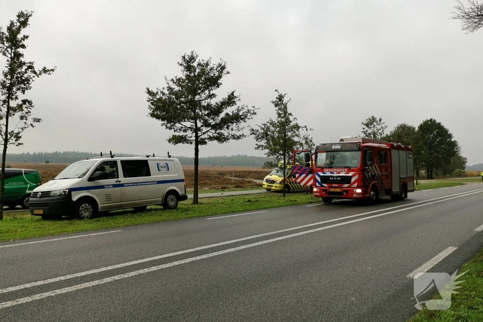 Auto tegen boom na uitwijkmanoeuvre bij ongeval