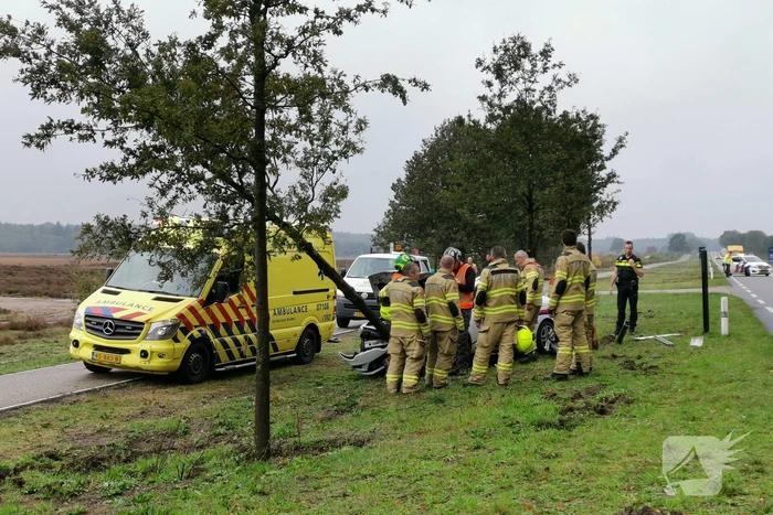 Auto tegen boom na uitwijkmanoeuvre bij ongeval