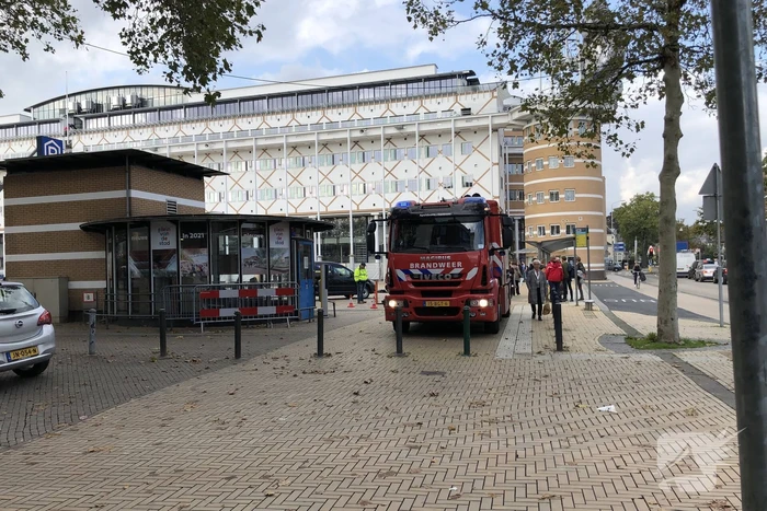 Rokende auto in parkeergarage