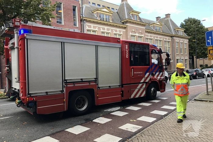 Rokende auto in parkeergarage