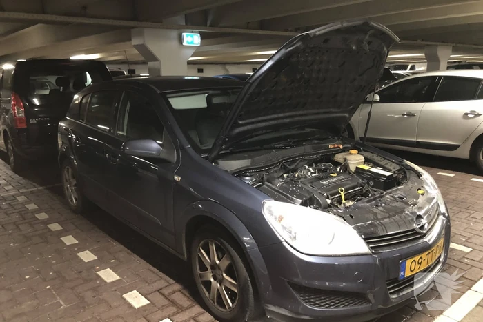 Rokende auto in parkeergarage
