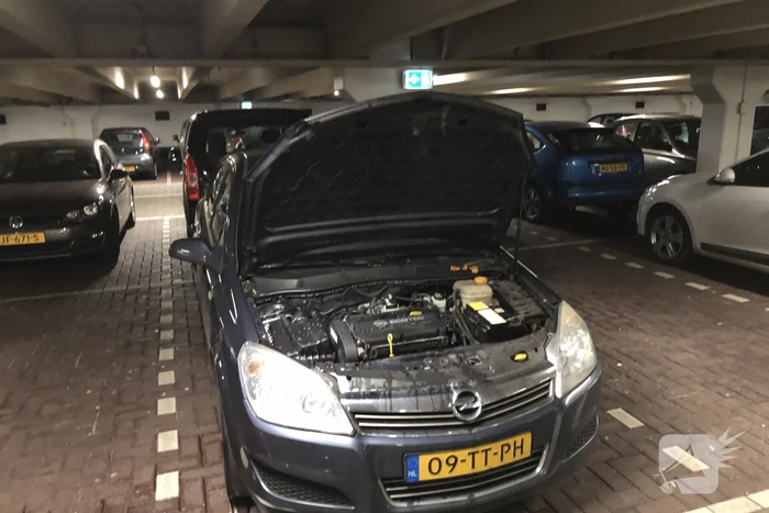 Rokende auto in parkeergarage