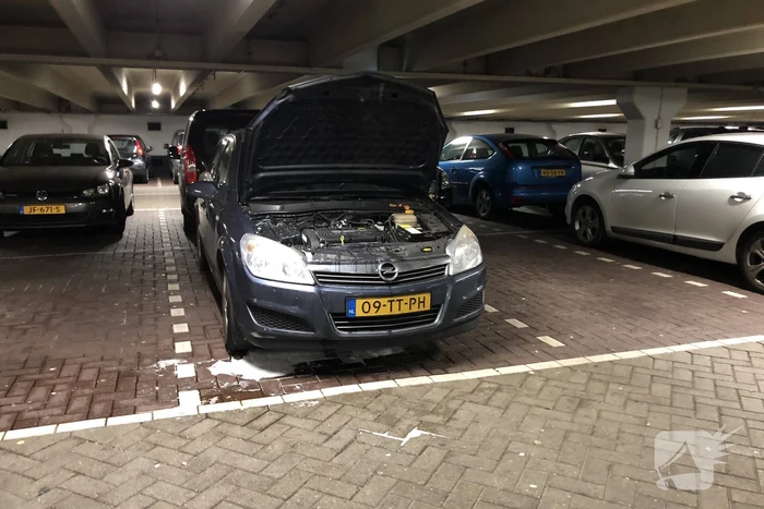 Rokende auto in parkeergarage