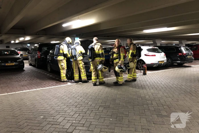 Rokende auto in parkeergarage