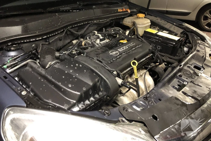 Rokende auto in parkeergarage