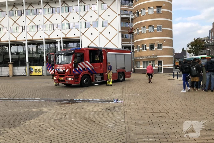 Rokende auto in parkeergarage
