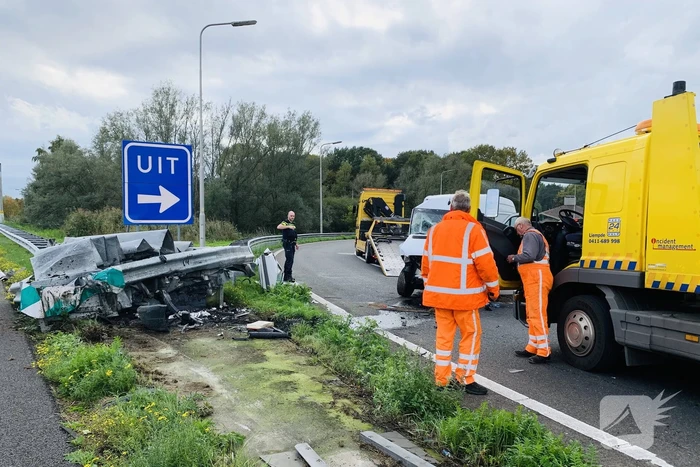 Bestelbus botst frontaal op RIMOB