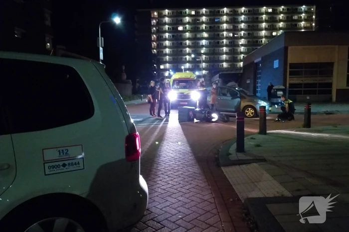 Maaltijdbezorger in botsing met personenauto