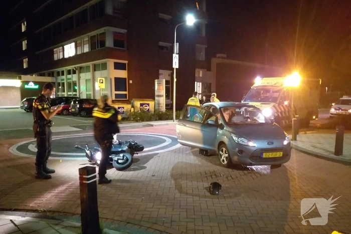 Maaltijdbezorger in botsing met personenauto