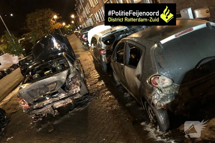 Brand in rijdende auto in Rotterdam-Zuid slaat over naar andere voertuigen