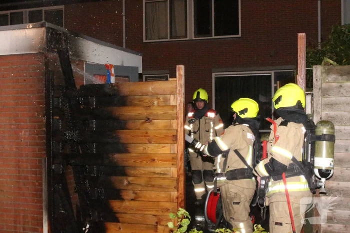Auto met vloeistof besmeurd, schutting in brand gestoken