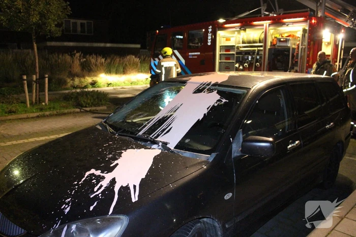 Auto met vloeistof besmeurd, schutting in brand gestoken