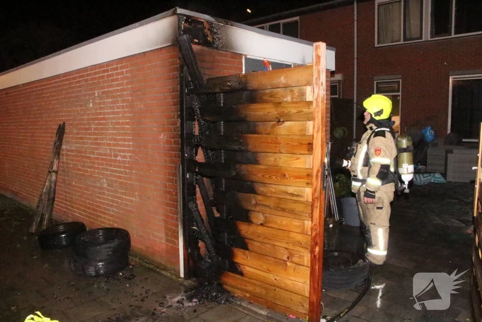 Auto met vloeistof besmeurd, schutting in brand gestoken