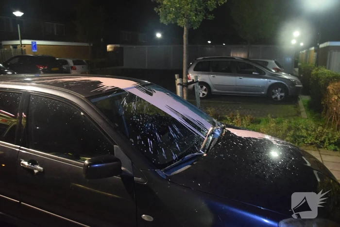 Auto met vloeistof besmeurd, schutting in brand gestoken