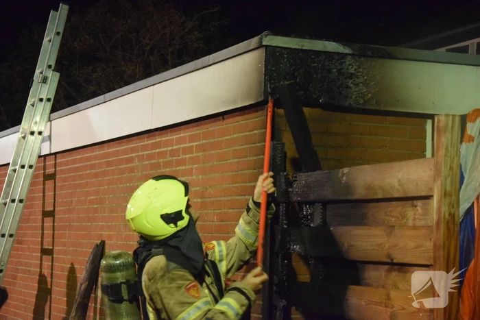 Auto met vloeistof besmeurd, schutting in brand gestoken