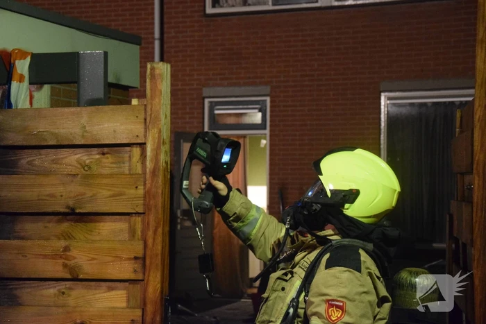 Auto met vloeistof besmeurd, schutting in brand gestoken