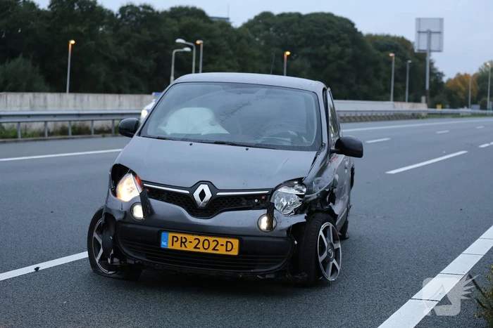 Twee auto's botsen op vangrail, snelweg afgesloten