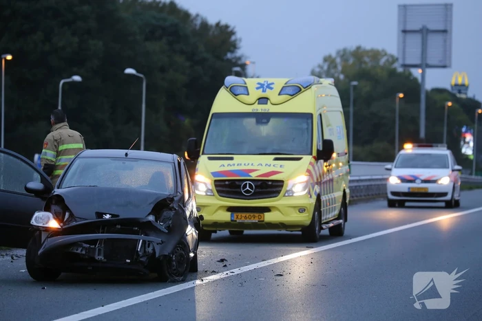 Twee auto's botsen op vangrail, snelweg afgesloten