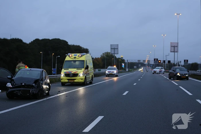 Twee auto's botsen op vangrail, snelweg afgesloten