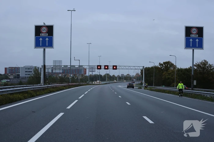 Twee auto's botsen op vangrail, snelweg afgesloten
