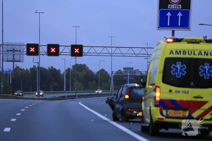 Twee auto's botsen op vangrail, snelweg afgesloten