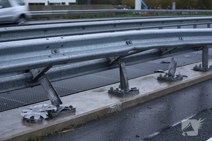 Twee auto's botsen op vangrail, snelweg afgesloten