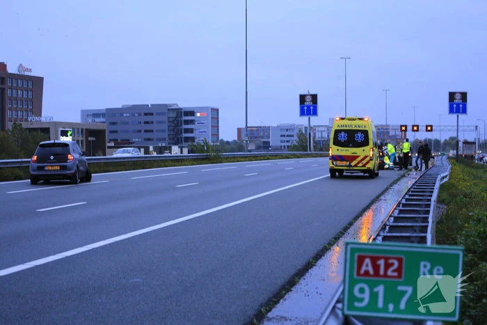 Twee auto's botsen op vangrail, snelweg afgesloten