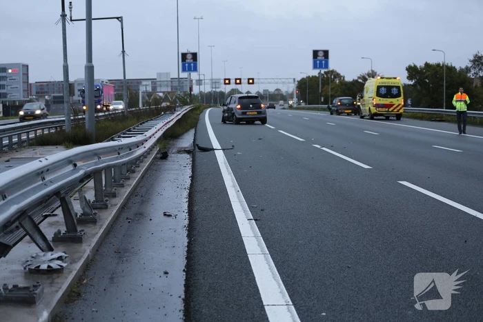 Twee auto's botsen op vangrail, snelweg afgesloten
