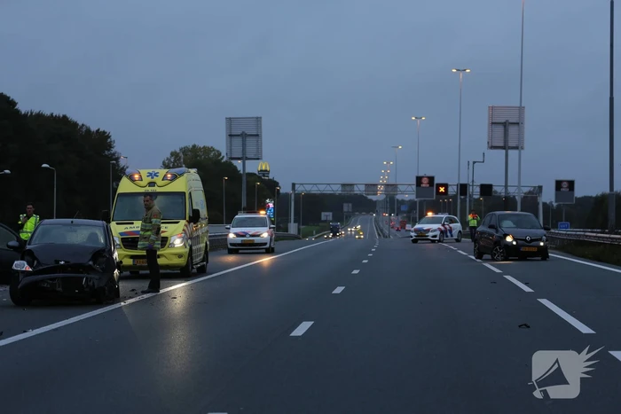 Twee auto's botsen op vangrail, snelweg afgesloten
