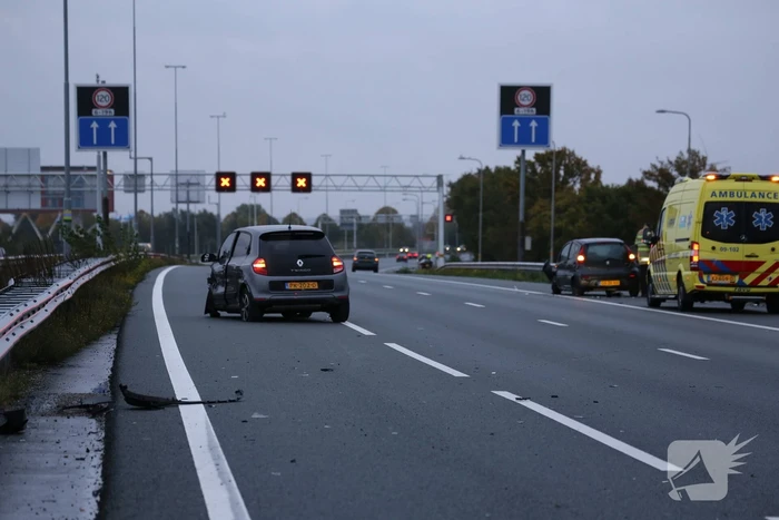 Twee auto's botsen op vangrail, snelweg afgesloten