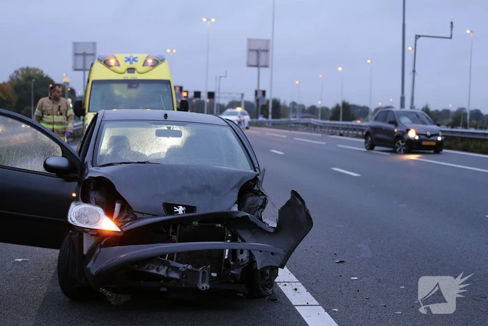 Twee auto's botsen op vangrail, snelweg afgesloten