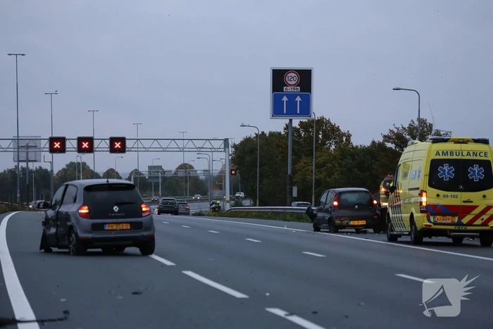 Twee auto's botsen op vangrail, snelweg afgesloten