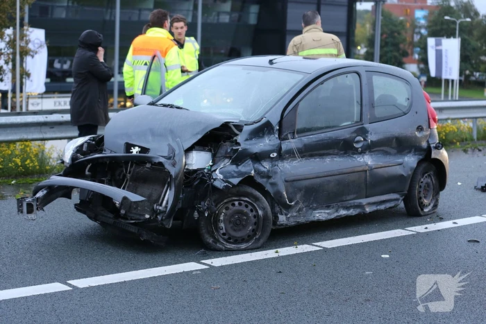 Twee auto's botsen op vangrail, snelweg afgesloten