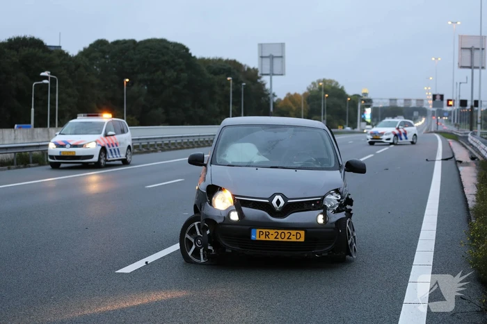 Twee auto's botsen op vangrail, snelweg afgesloten