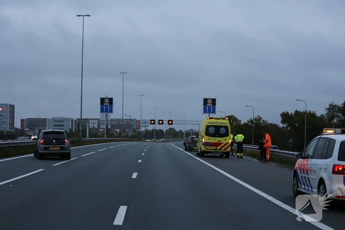 Twee auto's botsen op vangrail, snelweg afgesloten