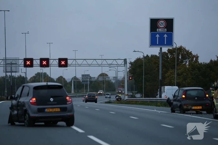 Twee auto's botsen op vangrail, snelweg afgesloten