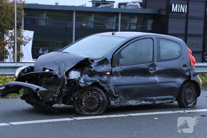 Twee auto's botsen op vangrail, snelweg afgesloten
