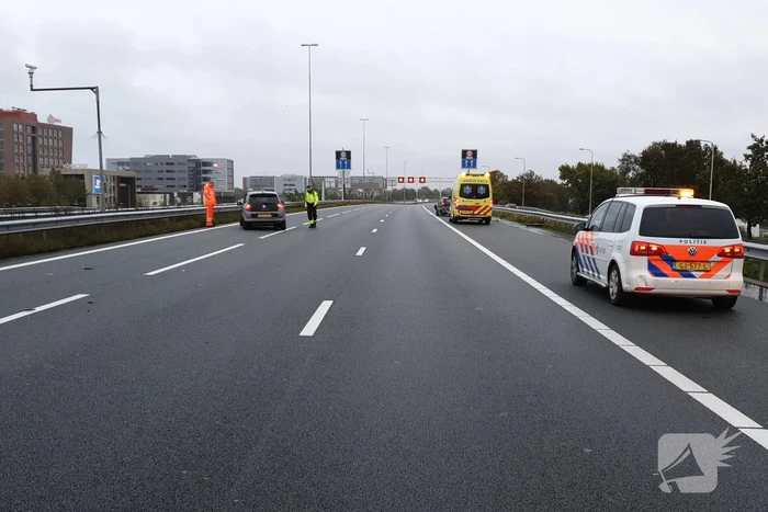 Twee auto's botsen op vangrail, snelweg afgesloten