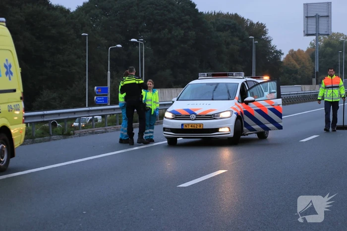 Twee auto's botsen op vangrail, snelweg afgesloten