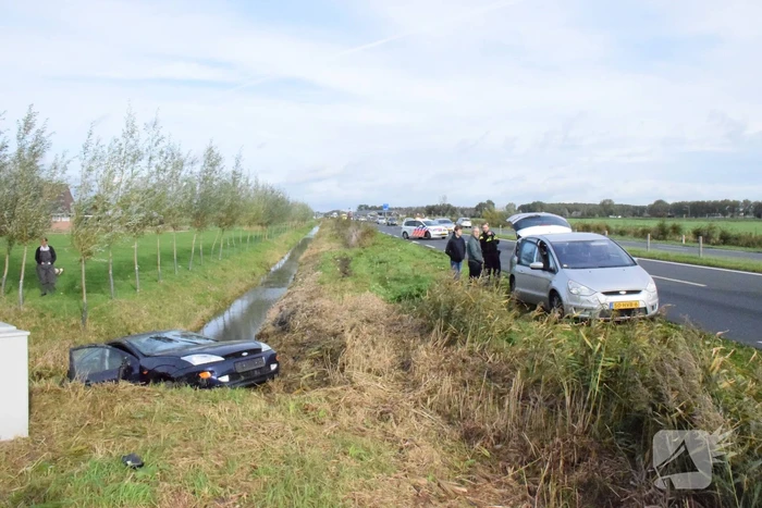 Personenauto belandt in sloot