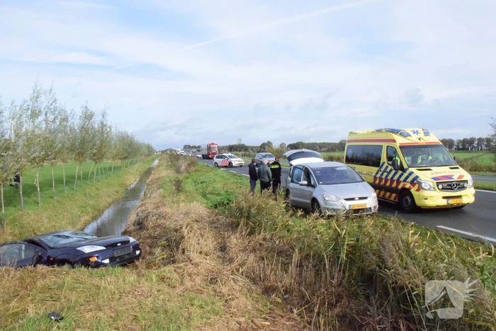 Personenauto belandt in sloot