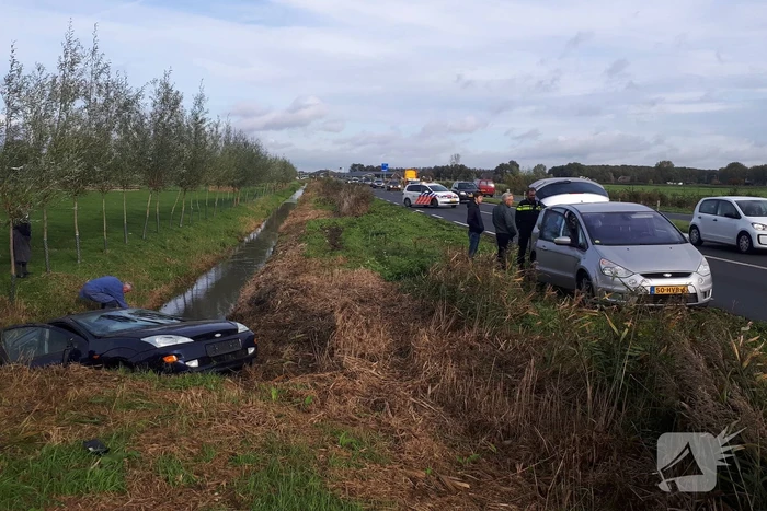 Personenauto belandt in sloot