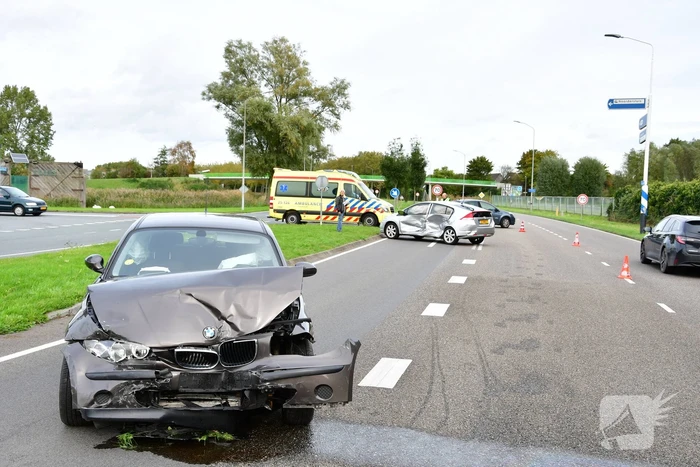 Gewonde en flinke schade na botsing