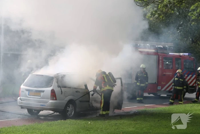 Personenauto brand volledig uit