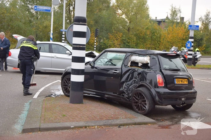 Flinke schade na botsing tussen twee personenautos