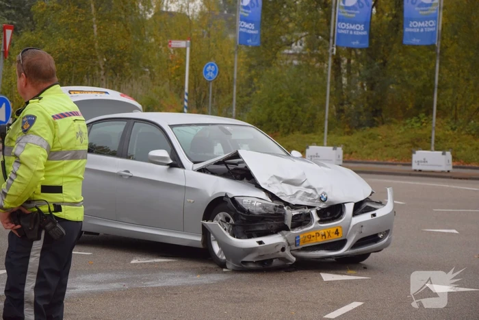 Flinke schade na botsing tussen twee personenautos