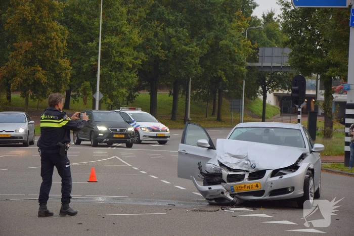 Flinke schade na botsing tussen twee personenautos