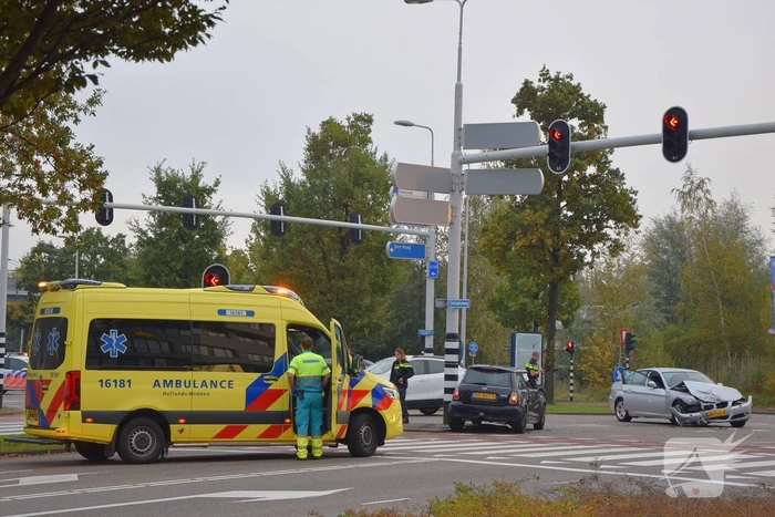 Flinke schade na botsing tussen twee personenautos
